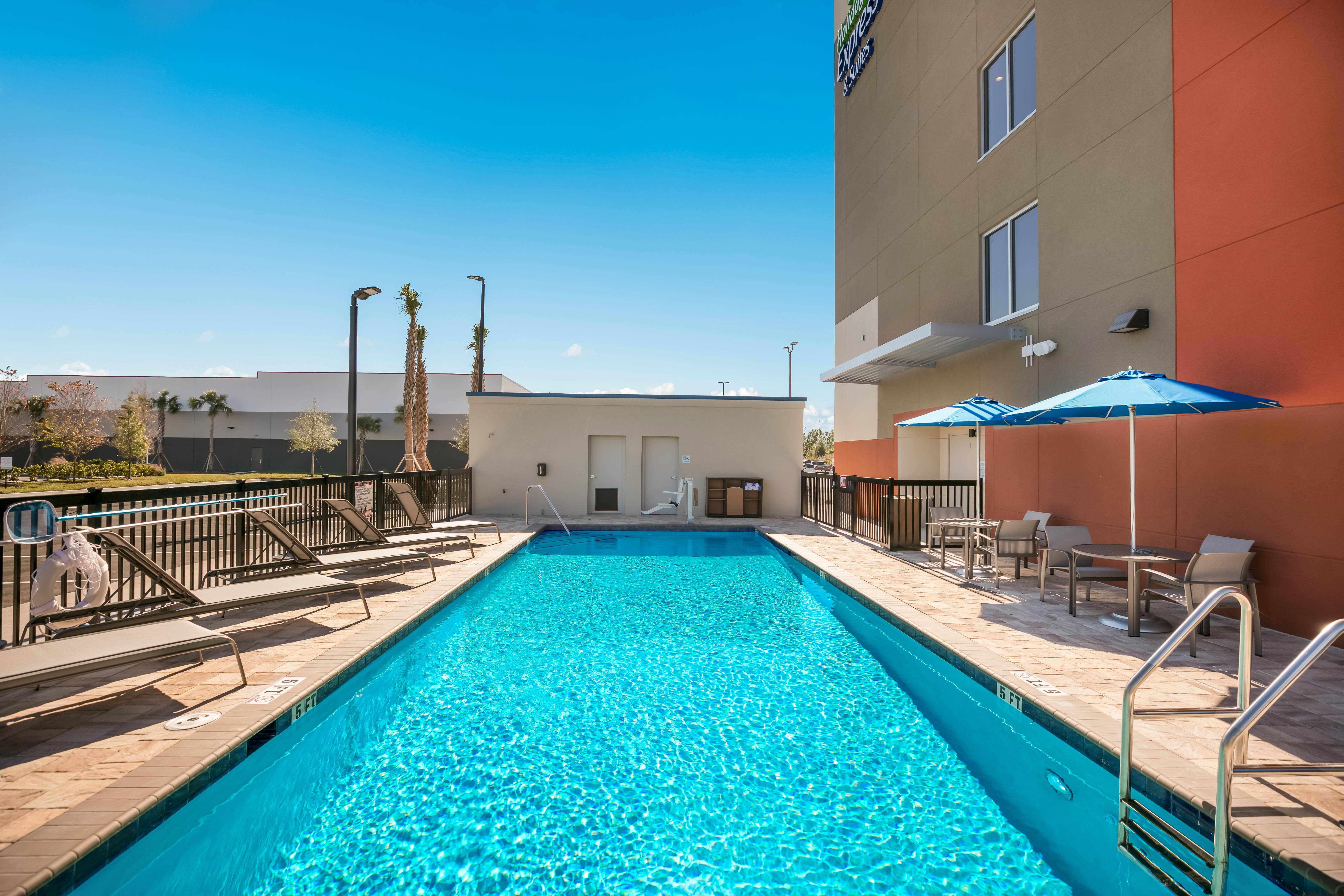 Holiday Inn Express & Suites Jacksonville - Town Center By Ihg Exterior foto