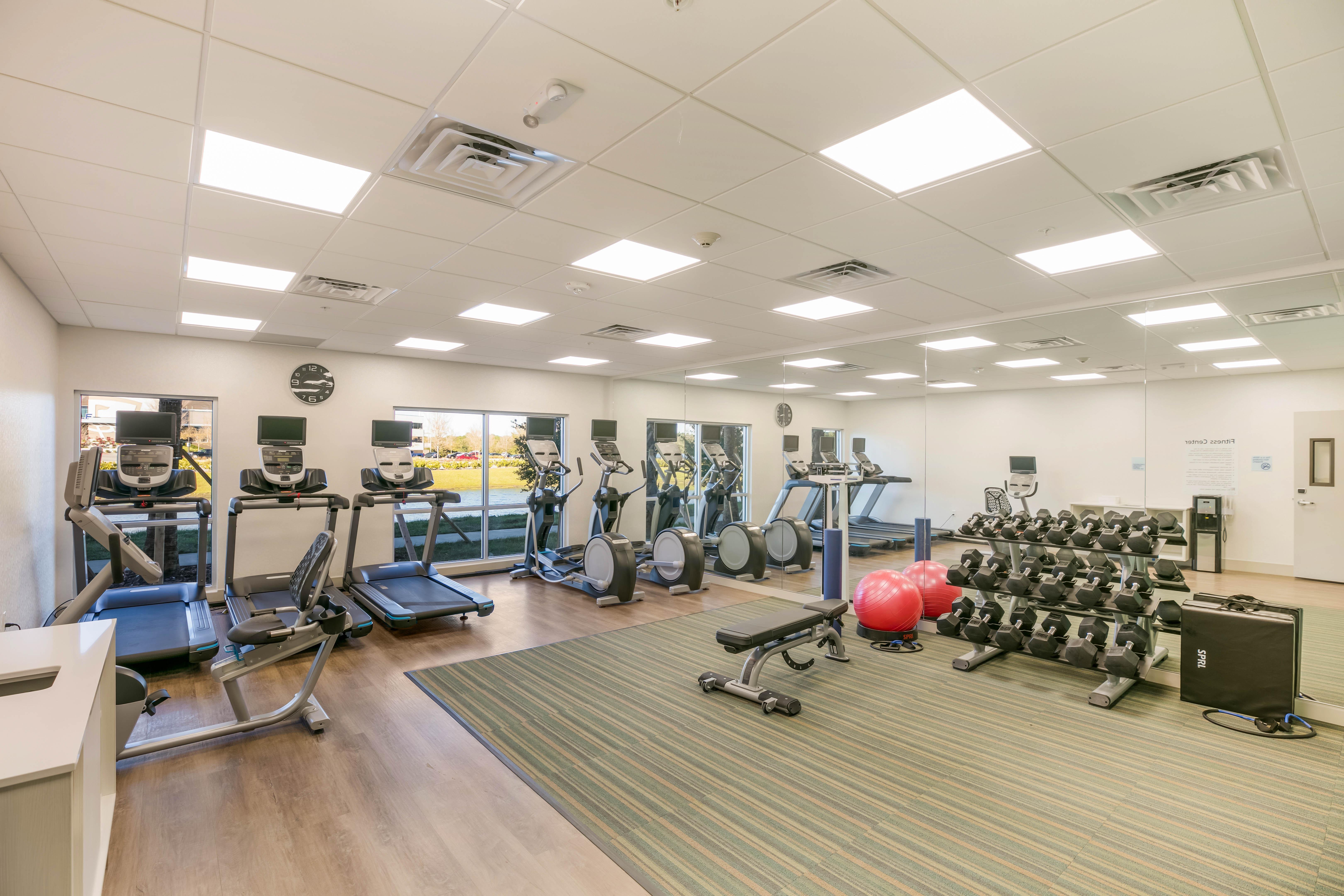 Holiday Inn Express & Suites Jacksonville - Town Center By Ihg Exterior foto